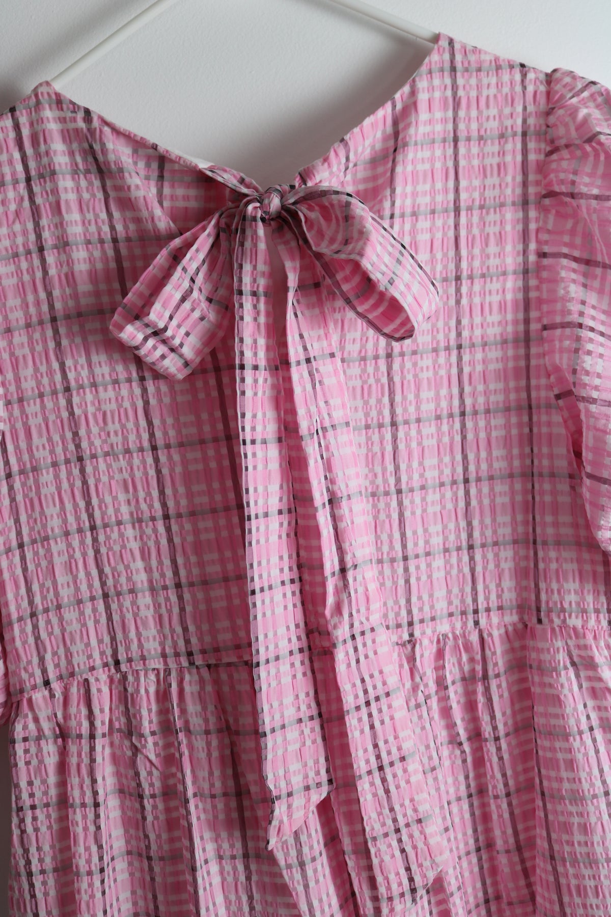 Closeup of back of pink dress 
