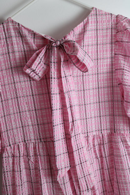 Closeup of back of pink dress 
